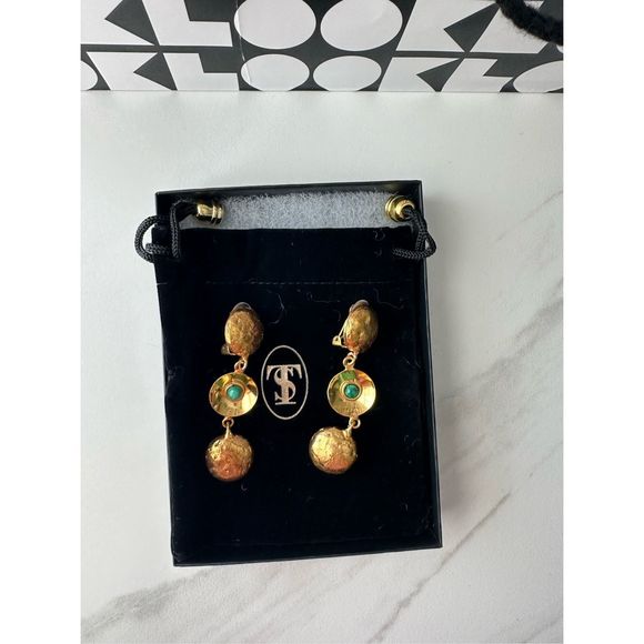 SYLVIA TOLEDANO
Wo Dancing Curve 22k Goldplated & Malachite Triple-Drop Clip-On - Picture 3 of 3